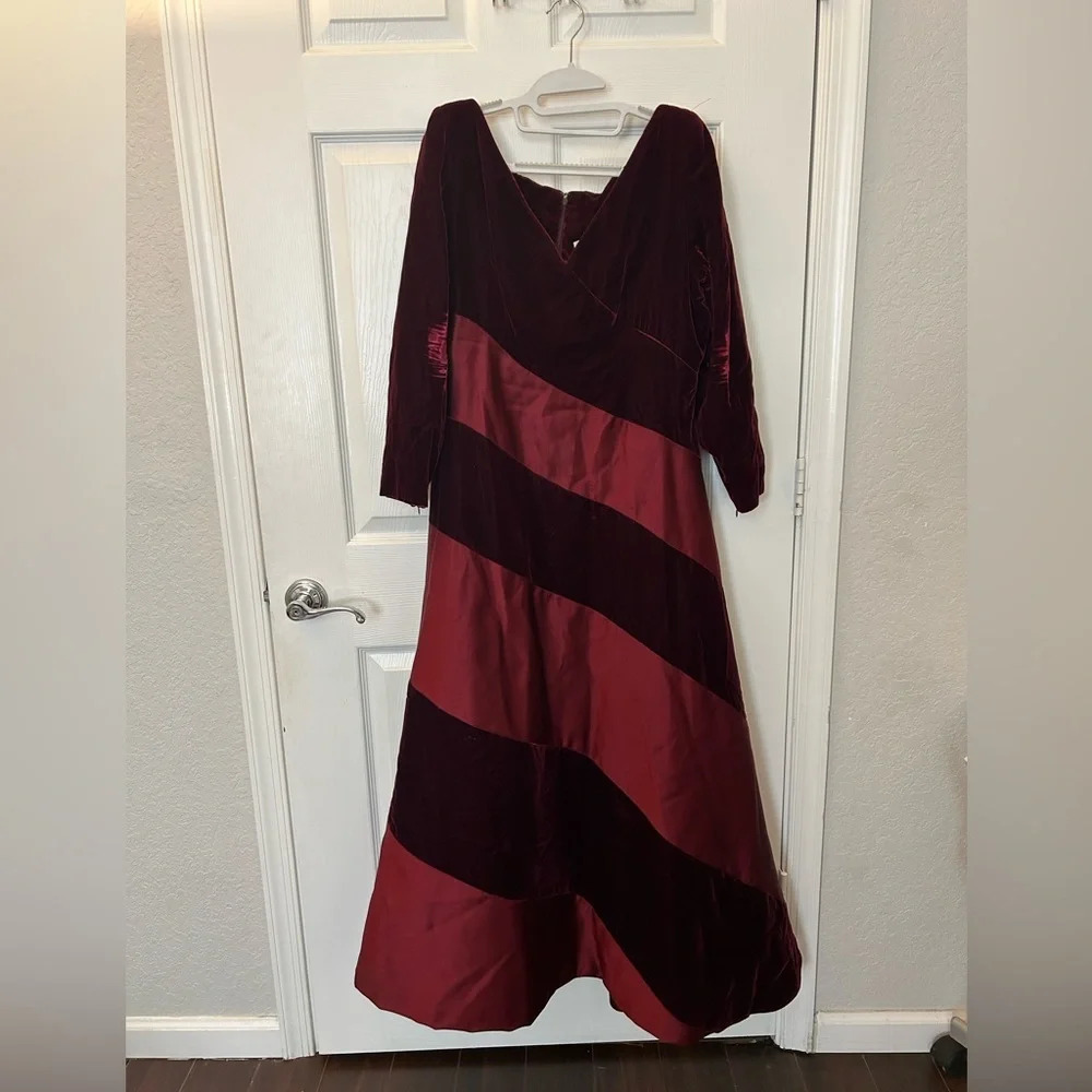 ! Oscar de la Renta Vintage Rare Stunning Velvet Burgundy Dress Gown